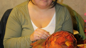 Zem kļavu lapas 