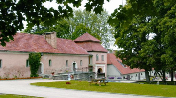 Šlokenbekas muiža atdod parādu ceļiniekiem