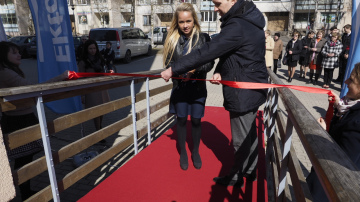 Aija Andrejeva un Lielvārdes novada domes vadība atklāj renovētu māju Lielvārdē 