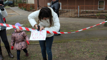 Mucenieku iedzīvotāji Pierīgā protestē pret koku izciršanu