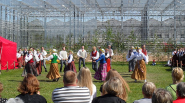 Vairāk kā 130 trešo valstu valstspiederīgie ar ģimenēm Salaspilī iepazina Latvijas dabu, kultūru un vēsturi
