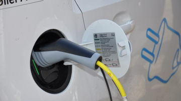 Elektromobiļu uzlādes vietas atklāšana Jelgavā