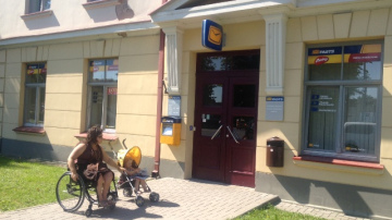 Cilvēkiem ratiņkrēslos un vecākiem ar bērniem ratiņos pieejamākās pilsētas Kurzemē – Saldus un Liepāja  
