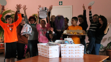 LabieDarbi.lv akcijā “Uz skolu ar prieku!” saziedotās skolas lietas nonāk pie “Saulītes” iemītniekiem