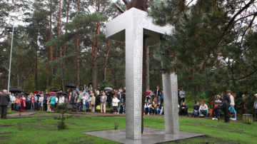 Dzejas dienās Jūrmalā atklāj tēlnieka Kristapa Gulbja veidoto skulptūru "Raiņa priedes"