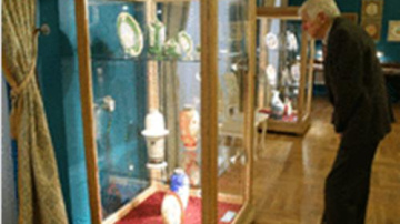 Jelgavā atklāj retu Rīgas mākslas porcelāna izstādi