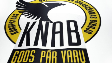 No darba atstādina Jūrmalas pašvaldības būvinspektoru, kura darba vietā veikta KNAB kratīšana