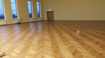 Ķekavas sākumskolas aktu zālei izvēlējās parketu, kas ilgi kalpos grīdai ar lielu slodzi.
