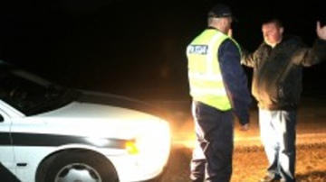Jēkabpilī autovadītājs mēģina piekukuļot policistus, lai netiktu saukts pie atbildības par 100 000 nelegālo cigarešu...