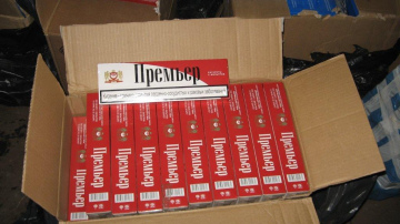 Policisti reido Jelgavas tirgū, atsavinātas ievērojamā daudzumā nelegālās cigaretes un alkohols