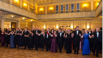 Kalpaka ballē 2015 savākti 4 500 EUR karavīru pieminekļa būvniecībai Ādažos