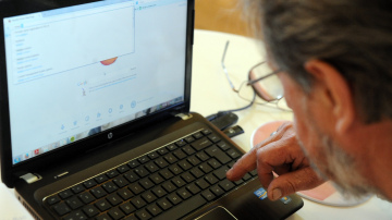 Pašvaldības sniedz piekļuvi datoram un internetam, bet iespējas mājaslapās ir vājas
