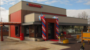 Investējot 1 miljonu eiro, „Hesburger” atklāj pirmo restorānu Tukumā