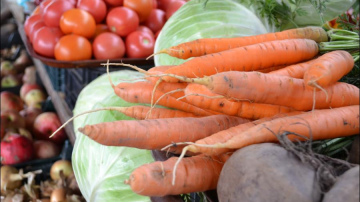 Daugavpilī jauno sezonu uzsāk zemnieku produkcijas vakara tirdziņš