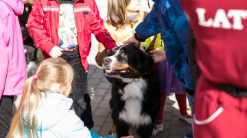 SOS ciemata bērniem Valmierā notikusi kanisterapijas nodarbība