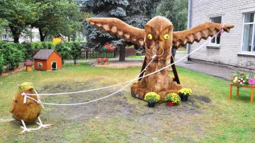 Baltu pasaku tēli atdzīvināti koka skulptūrās, Jelgavā