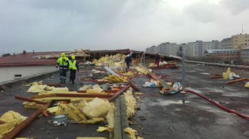 Ventspils slimnīcas ēkai norauts jumts