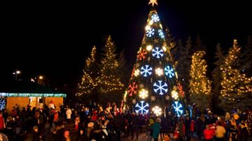 Daugavpilī iemirdzējusies svētku rota