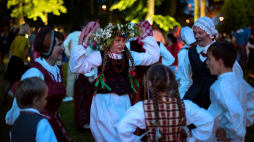 Ielīgošana un Šamota skulptūru spīdēšana Jelgavā