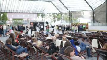 Majoros atklāts pirmais āra kinoteātris Jūrmalā