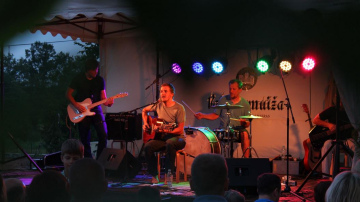 Dziesminieks Kārlis Kazāks pieskandinās  Valmiermuižas klēts pagalmu