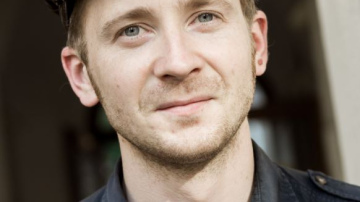 Jēkabs Nīmanis un Jaunā Rīgas teātra aktieri koncertēs Valmiermuižas klēts pagalmā