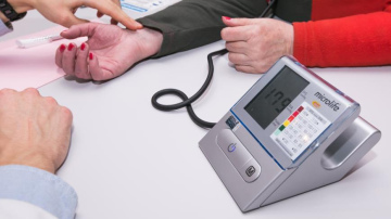 Pētījums: Iedzīvotāji Latvijas laukos ģimenes ārstu apmeklē retāk kā pilsētnieki