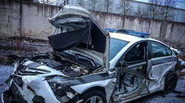 Kravas automašīnas vadītājs ietriecas policijas automašīnā – cietuši divi policisti