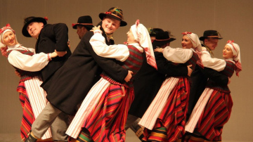 Nedēļas nogale Tukumā un apkārtnē atceres ugunskuru un jestru danču ritmos!