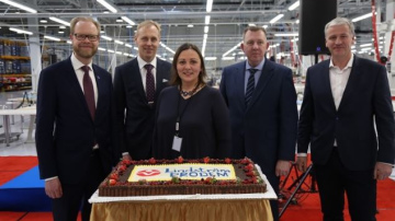 Lindström atver jaunu darba tērpu rūpnīcu Tukumā