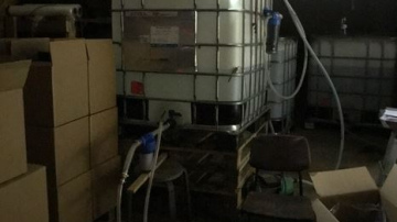 Iecavas novadā likvidēta nelikumīga alkohola ražotne; aizturēta trīs personu grupa