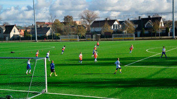 Katoļu ielas futbola laukumā uzsākti mākslīgā seguma uzkopšanas darbi 