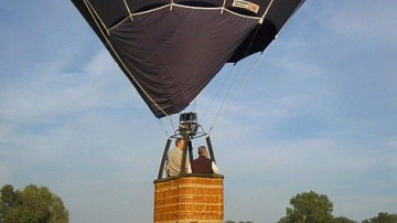 Par godu pirmajam gaisa balonu lidojumam atjaunotajā Latvijā, otrdien debesis rotās gaisa baloni visā Latvijā.