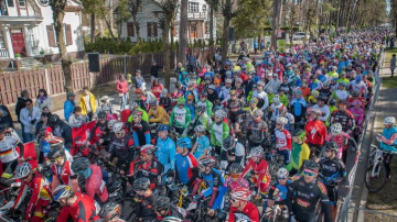 Ar krāšņām uzvarām Jūrmalā aizvadīts Neatkarības dienas velobrauciens