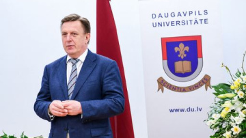 Ministru prezidents pasniedz apliecības Latgales SEZ uzņēmumiem