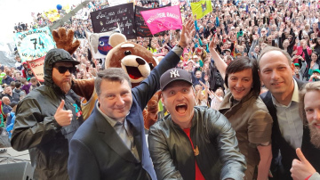 Raimonds Vējonis jau trešajā ZZ Festivāla atklāšanā uzņem tradicionālo selfiju ar 5000 skolēniem