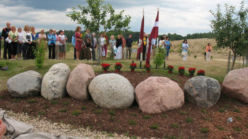 Sākas devītā ziedojumu akcija  “Top Latvijas Likteņdārzs! Stāsti par vectēviem”