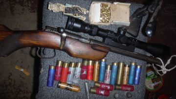 Aknīstes pagastā policija atsavina lielu daudzumu nelegāli glabātu munīciju, notikuma vietā atsavināti arī ieroč...