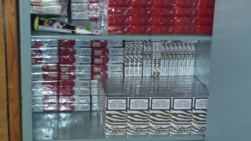 Valsts policijas amatpersonas no kāda iedzīvotāja Kuldīgas novadā konfiscē ievērojamu daudzumu nelegālo cigarešu