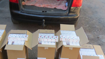 Valsts policijas amatpersonas liepājnieku automašīnā un īpašumos konstatē vairākus tūkstošu cigarešu un 80 litrus...