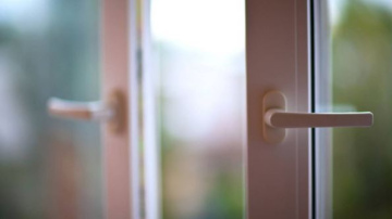  Talsos no savas dzīvesvietas pa logu izkāpj bez pieskatīšanas atstāti trīs un sešus gadus veci zēni...