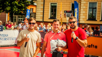 Foto: pilsētu mēri izaicina sevi “Ghetto Basket” pasākumos
