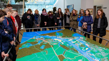 Skolēni no visas Latvijas ekskursijā iepazīstas ar Rīgas ostu