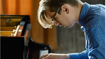 Islandes izcilākais pianists Vikingurs Oulafsons  sniegs solokoncertu Liepājas “Lielajā dzintarā”