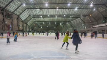 Darbu sākusi publiskā slidotava Majoros