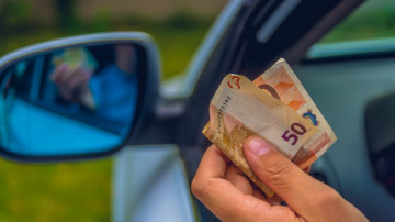 Autovadītājs, pārkāpjot atļauto braukšanas ātrumu, mēģināja policistiem piedāvāt 50 eiro lielu kukuli