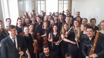 Diriģentu Kristiana Jervi un Gunta Kuzmas vadībā Baltijas Akadēmiju orķestris muzicēs Cēsīs un Rēzeknē