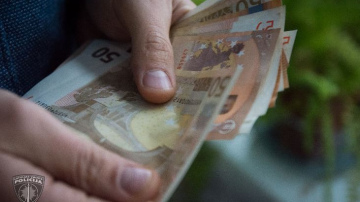 Vīrietis, braucot bez vadītāja apliecības atkārtoti gada laikā, policistiem mēģina piedāvāt 400 eiro lielu kukuli 