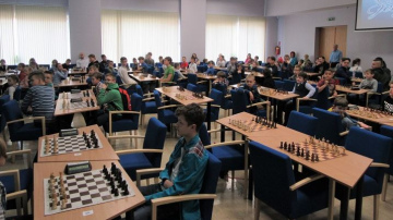 Latvijas Skolu šaha olimpiādes Zemgales fināls pulcē rekordlielu skaitli – 90 skolēnus
