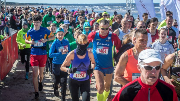 Majoru pludmalē krāšņi aizvadīti ikgadējie  “Jūrmalas skriešanas svētki”